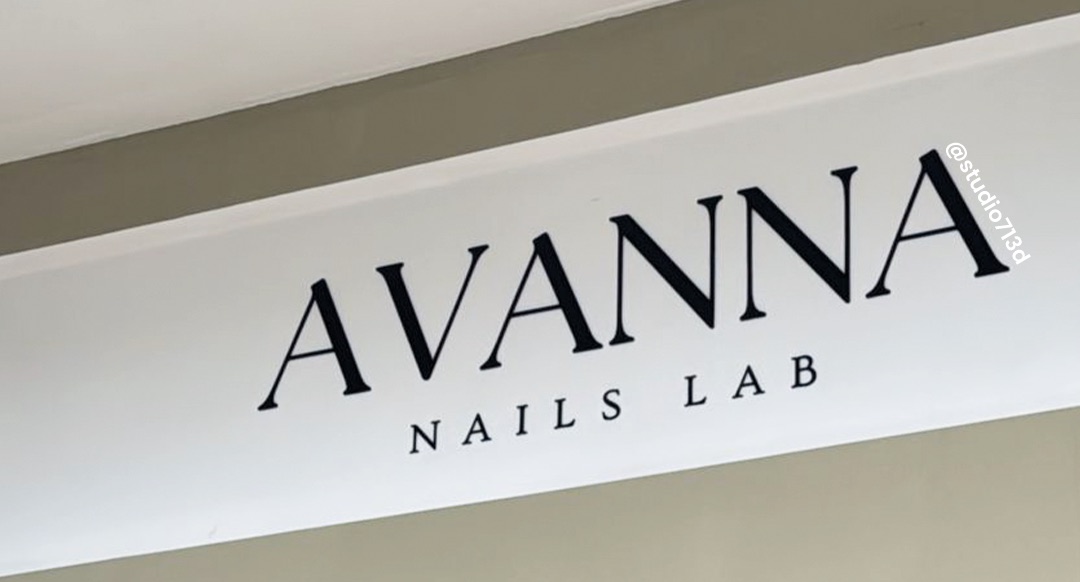 Logotipo instalado con vinil en un negocio